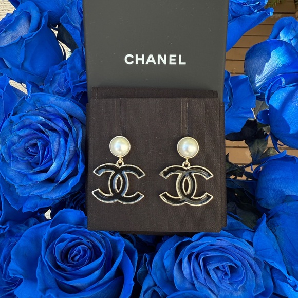 Chanel 25P CC Logo Black Metal Resin Gold Tone Stud White Pearl Pendant Earrings - Picture 8 of 16